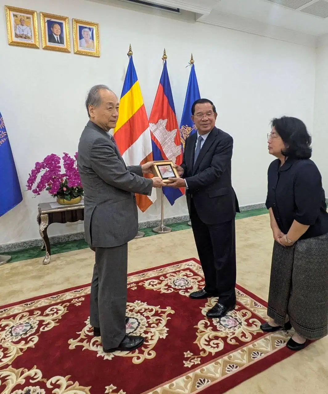 フンセン議長には山口県の陶芸家・大和保男氏の平和を象徴した萩焼作品「富士山」を寄贈。