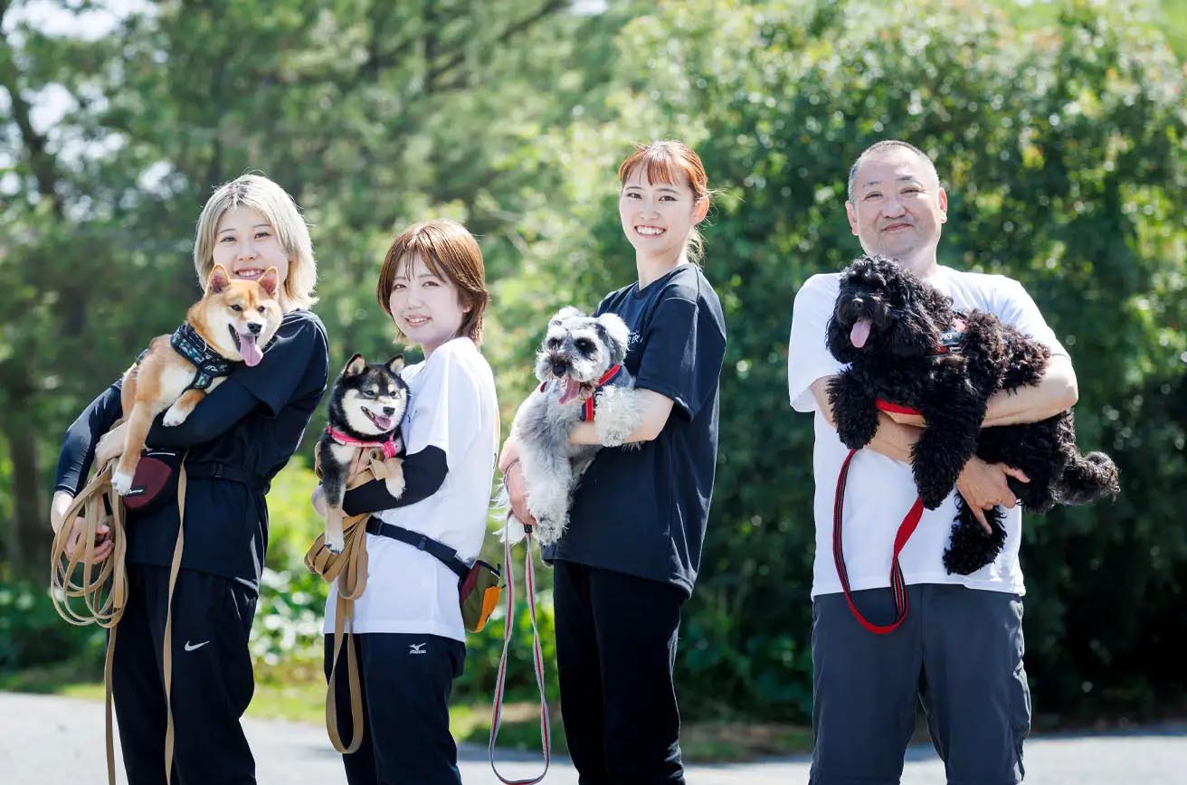 犬の保育園 ハッピーランドハレルヤのトレーナーと藤田園長（右）